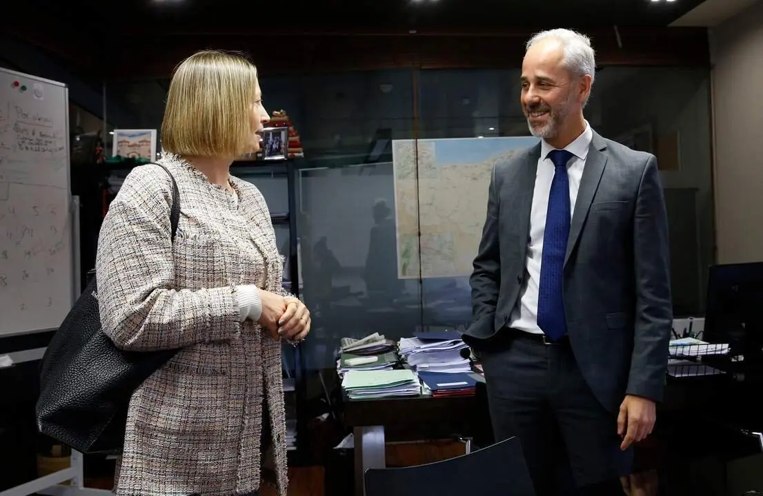 El consejero de Educaci&oacute;n, Formaci&oacute;n Profesional y Universidades, Sergio Silva, se re&uacute;ne con la alcaldesa de Entrambasaguas, Gloria Serra.
18 nov 24