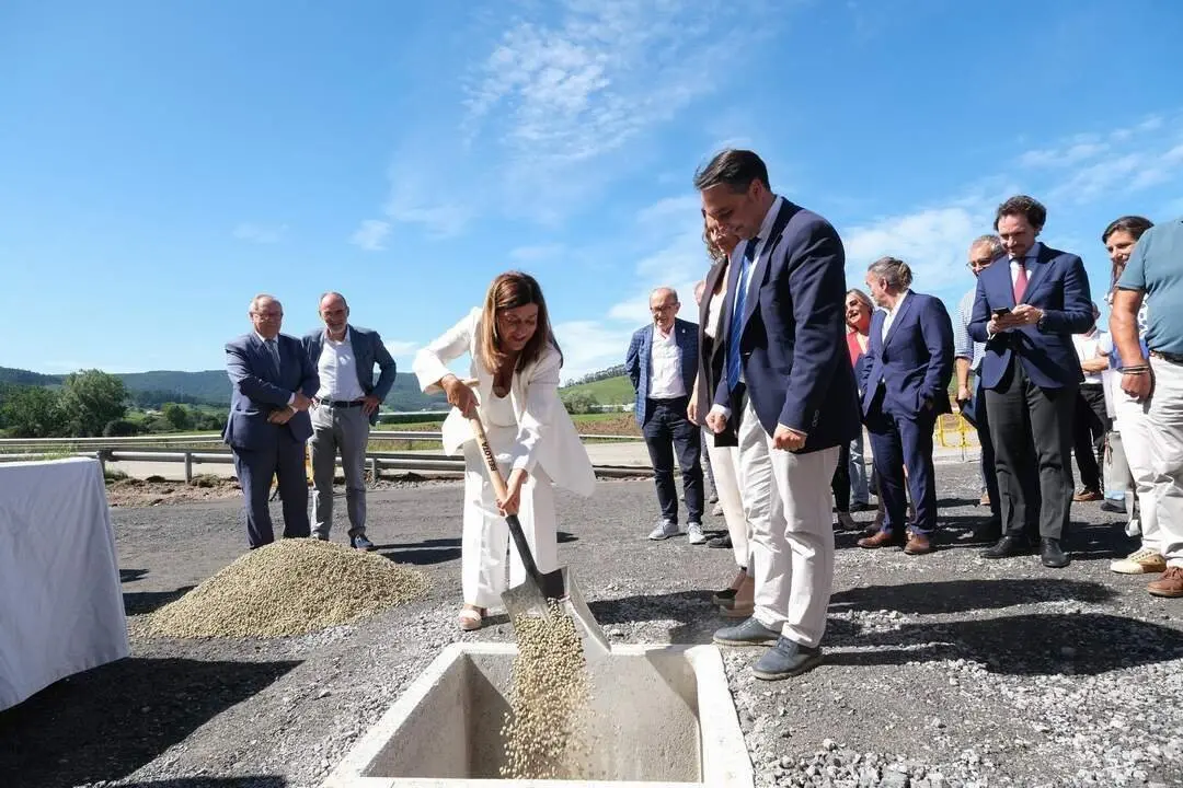12:00 horas. Parbay&oacute;n (Pi&eacute;lagos). La presidenta de Cantabria, Mar&iacute;a Jos&eacute; S&aacute;enz de Buruaga, acompa&ntilde;ada de varios consejeros, pone la primera piedra del Centro Log&iacute;stico de La Pasiega. 5 de septiembre de 2023 &copy; Ra&uacute;l Lucio