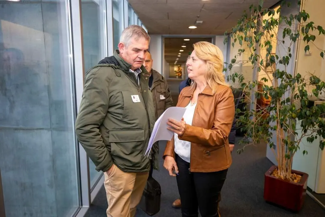 09:00 horas. Despacho de la consejera
La consejera de Desarrollo Rural, Ganader&iacute;a, Pesca y Alimentaci&oacute;n, Mar&iacute;a Jes&uacute;s
Susinos, recibe al alcalde de Sol&oacute;rzano, Santiago Campos G&oacute;mez. 9 DIC 24