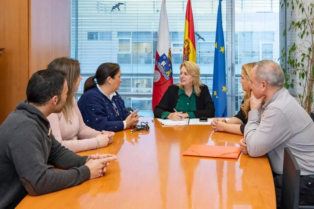 09:00 horas. Despacho de la consejera. 

La consejera de Desarrollo Rural, Ganader&iacute;a, Pesca y Alimentaci&oacute;n, Mar&iacute;a Jes&uacute;s Susinos, se re&uacute;ne con la alcaldesa de Cabu&eacute;rniga, Rosa Fern&aacute;ndez.