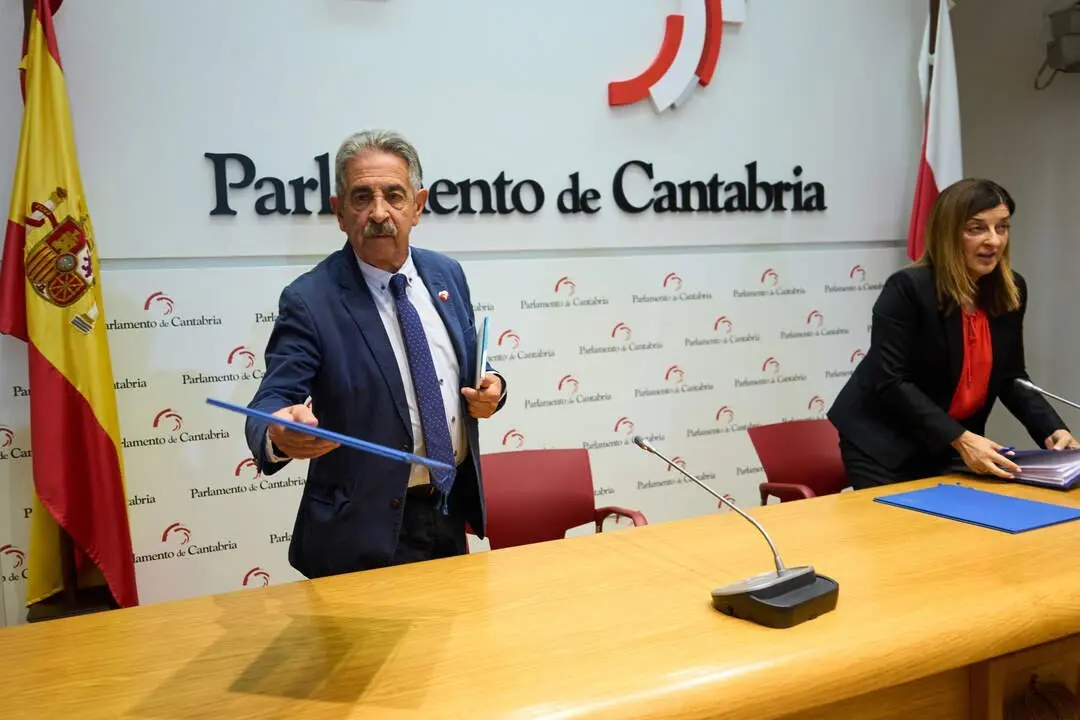 27/10/23  SANTANDER
ep reunion pp prc 

Mar&iacute;a JosE Saenz de Buruaga; Miguel ANgel Revilla.

FOTO: Juanma Serrano