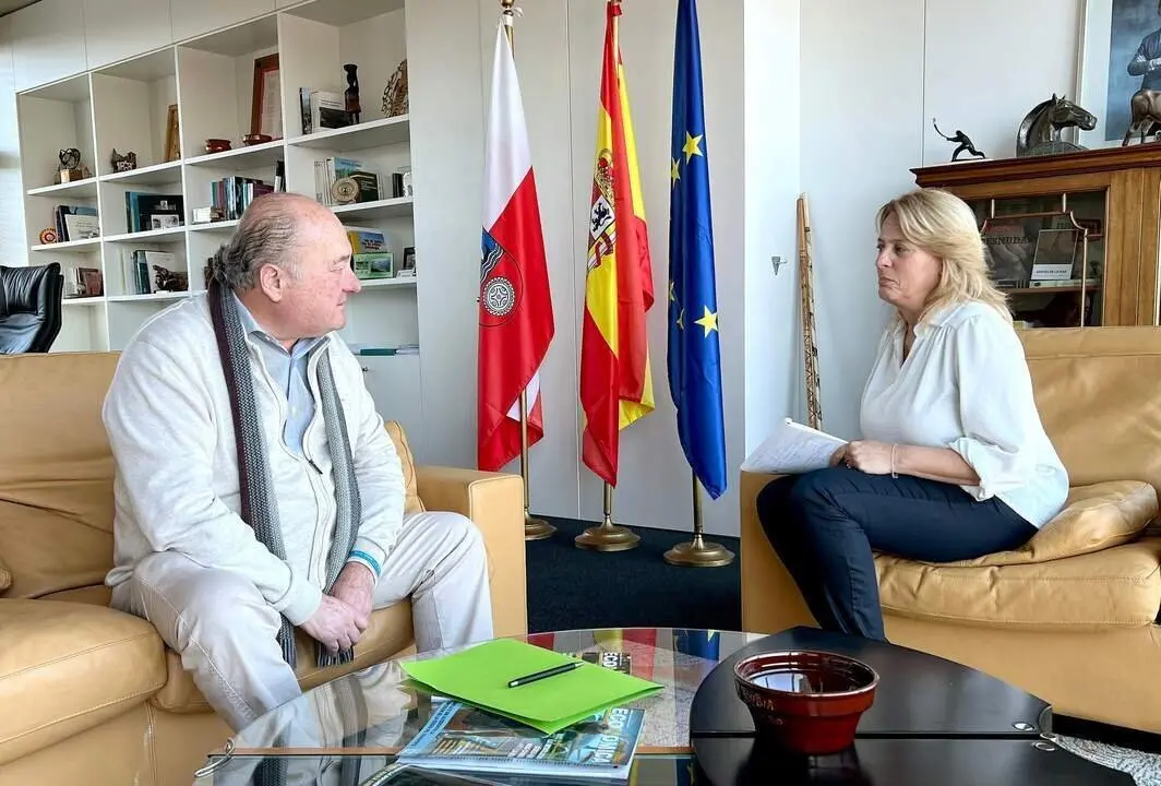 La consejera de Desarrollo Rural, Ganader&iacute;a, Pesca y Alimentaci&oacute;n, Mar&iacute;a Jes&uacute;s Susinos, recibe al alcalde de Villacarriedo, &Aacute;ngel Sainz.

12 dic 24