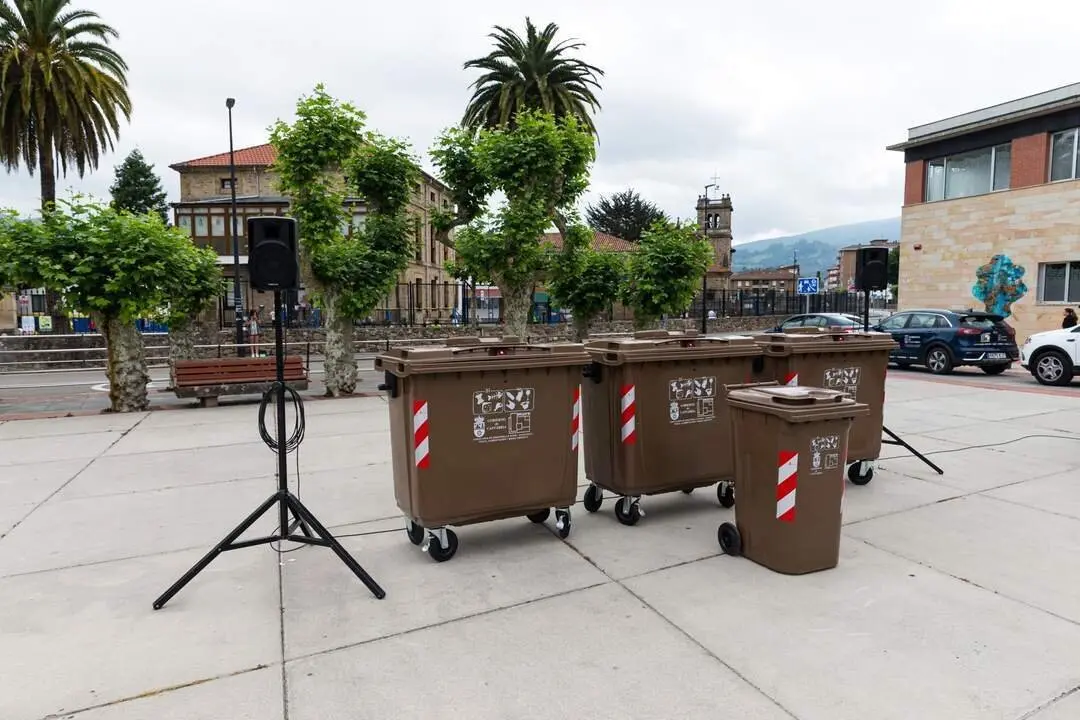 11:00 horas. Plaza de la Constituci&oacute;n, Los Corrales de Buelna (punto de encuentro: junto a la nueva biblioteca municipal). El consejero de Desarrollo Rural, Ganader&iacute;a, Pesca, Alimentaci&oacute;n y Medio Ambiente, Guillermo Blanco, preside el acto de presentaci&oacute;n de la implementaci&oacute;n del quinto contenedor en 7 ayuntamientos. 3 de junio de 2022 &copy; Ra&uacute;l Lucio