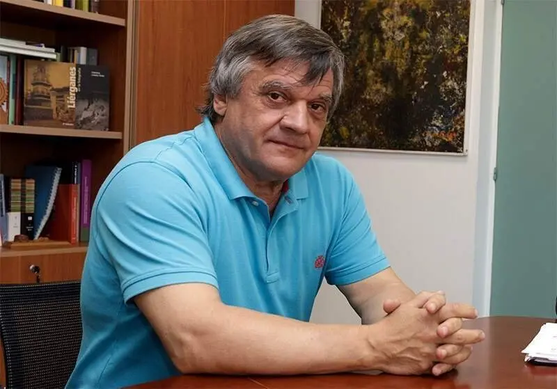 12:30 Despacho del consejero. El consejero de Educaci&oacute;n, Cultura y Deporte, Ram&oacute;n Ruiz,  recibe al rabelista Chema Puente. 20 de junio de 2016 &copy; Ra&uacute;l Lucio