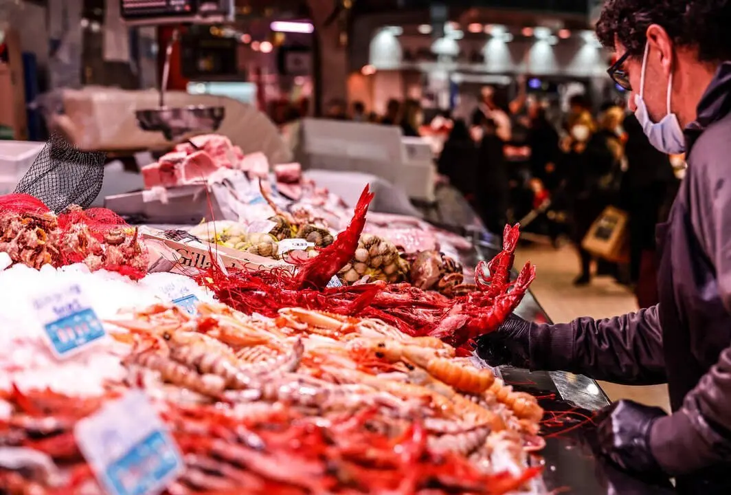 ROBER SOLSONA&hellip;.2021223&hellip;.VALENCIA&hellip;&hellip;EL MERCADO CENTRAL DE VALENCIA DONDE UN DIA COMO HOY SE REALIZAN COMPRAS NAVIDE&Ntilde;AS.