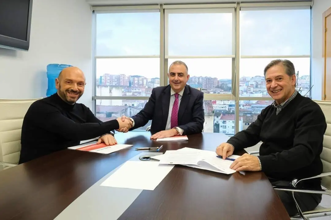 09:00 horas. Despacho del consejero. El consejero de Fomento, Vivienda, Ordenaci&oacute;n del Territorio y Medio Ambiente, Roberto Media, firma el convenio para la construcci&oacute;n de viviendas de protecci&oacute;n oficial en Laredo. 23 de diciembre de 2024 &copy; Ra&uacute;l Lucio