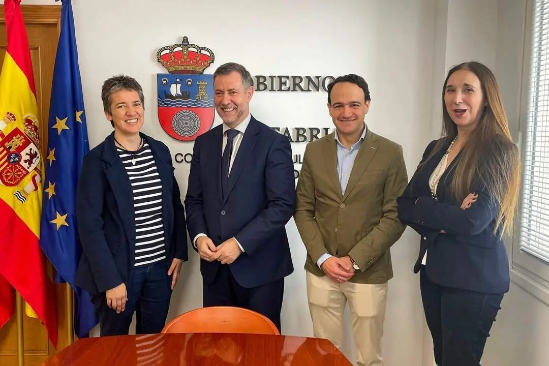 10:00 horas. Despacho del consejero

El consejero de Cultura, Turismo, Deporte, Luis Mart&iacute;nez Abad, entrega el cheque con la recaudaci&oacute;n del d&iacute;a 22 en Cab&aacute;rceno a la Cocina Econ&oacute;mica.
27 diciiembre 24