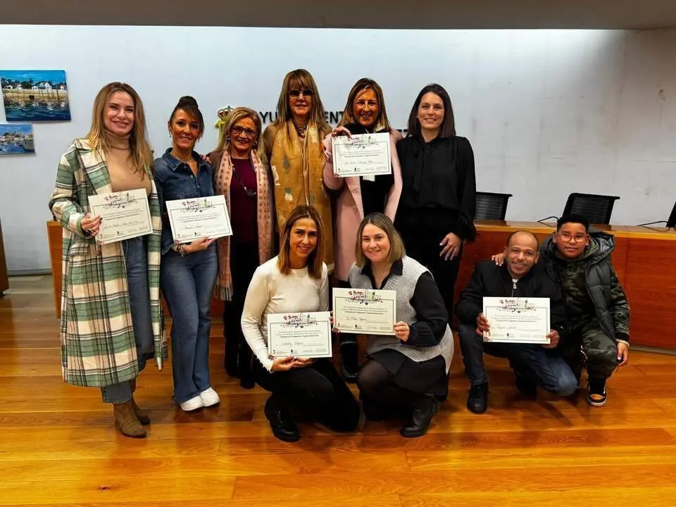 Foto de los seis premiados en el Concurso de Escaparates 2024