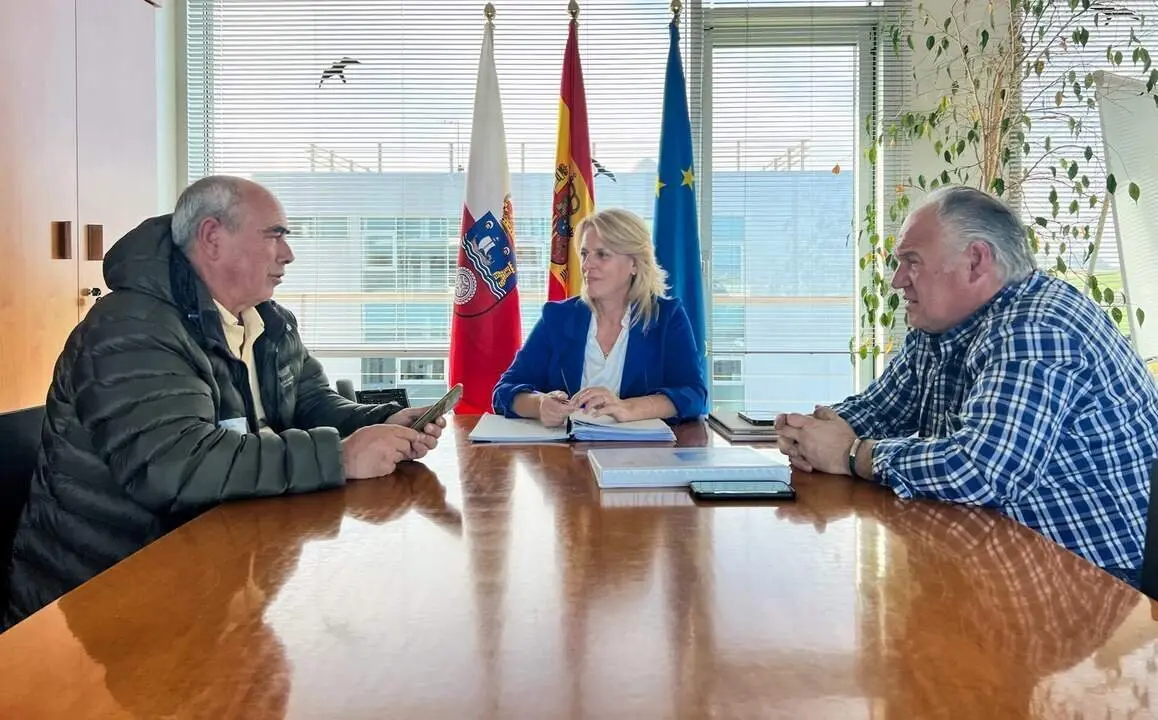 La consejera de Desarrollo Rural, Ganader&iacute;a, Pesca y Alimentaci&oacute;n, Mar&iacute;a Jes&uacute;s Susinos, se re&uacute;ne con el alcalde de Saro, Miguel &Aacute;ngel Prieto.  

15 NOV 24