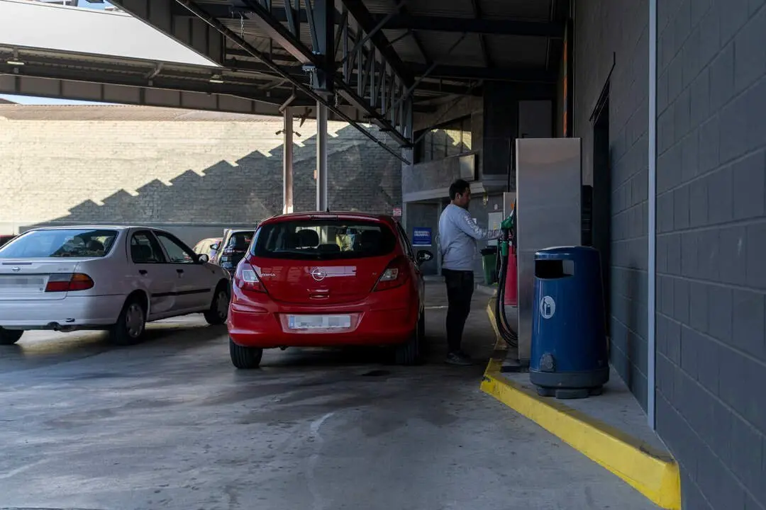 Cola de coches en una gasolinera de L'Hospitalet de Llobregat (Barcelona, Catalunya, Espa&ntilde;a) el 31 de diciembre de 2022, &uacute;ltimo d&iacute;a de la bonificaci&oacute;n del Gobierno al combustible: un descuento de 0,20 euros por litro repostado, seg&uacute;n el Real Decreto-ley 6/2022 de 29 de marzo que fija medidas urgentes dentro el Plan Nacional de respuesta a las consecuencias socioecon&oacute;micas de la guerra en Ucrania.