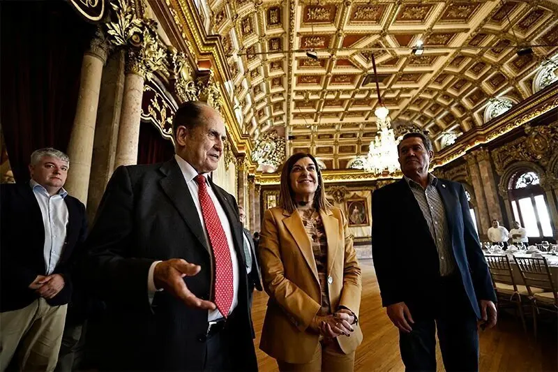 MEX0000. CIUDAD DE M&Eacute;XICO (M&Eacute;XICO), 13/01/2025.- La Presidenta de Cantabria, Mar&iacute;a Jos&eacute; Sanz de Buruaga (c), el presidente de la Asociaci&oacute;n Monta&ntilde;esa en M&eacute;xico, Julio G&oacute;mez (d), y el presidente del casino espa&ntilde;ol,  Augusto Gonz&aacute;lez Pi&ntilde;eiro (i), recorren el Casino Espa&ntilde;ol de M&egrave;xico, previo a una reuni&oacute;n con la Junta Directiva del Casino Espa&ntilde;ol de M&eacute;xico y de la Asociaci&oacute;n Monta&ntilde;esa en M&eacute;xico, este lunes en la Ciudad de M&eacute;xico (M&eacute;xico). EFE/ Sashenka Guti&eacute;rrez
13 ENE 24