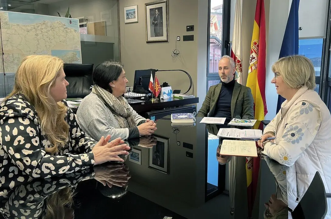 El consejero de Educaci&oacute;n, Formaci&oacute;n Profesional y Universidades, Sergio Silva, se re&uacute;ne con la alcaldesa de Cabu&eacute;rniga, Rosa Mar&iacute;a Fern&aacute;ndez Iglesias.

14 ene 24