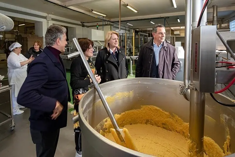 12:30 horas. Cl. La Campera, 9. Llera, Selaya

La consejera de Desarrollo Rural, Ganader&iacute;a, Pesca y Alimentaci&oacute;n, Mar&iacute;a Jes&uacute;s Susinos, visita Sobaos El Macho.