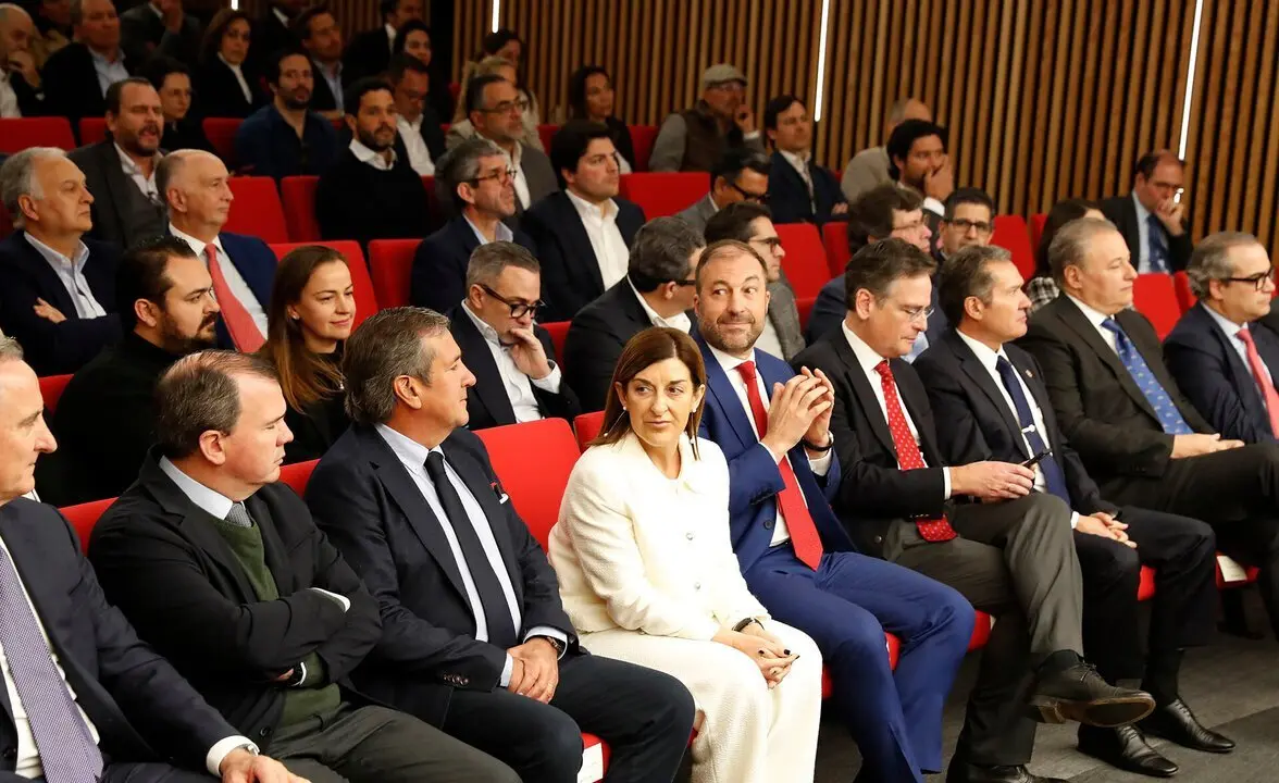 CIUDAD DE M&Eacute;XICO (M&Eacute;XICO), 14/01/2025.- La presidenta del Gobierno de Cantabria durante una reuni&oacute;n con  inversores estemartes en el Coorporativo del Banco Santander en Ciudad de M&eacute;xico (M&eacute;xico)./Mario Guzm&aacute;n