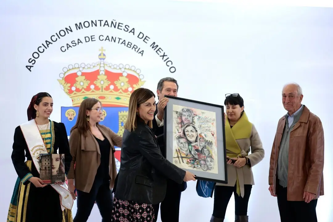 MEX00. CIUDAD DE M&Eacute;XICO (M&Eacute;XICO), 16/01/2025.-  La presidenta del Gobierno de Cantabria, Mar&iacute;a Jos&eacute; S&aacute;enz de Buruaga (c) recibe unos presentes otorgados por la Asociaci&oacute;n Monta&ntilde;esa de M&eacute;xico durante un acto celebrado en Ciudad de M&eacute;xico  hoy, jueves 16 de enero de 2025. EFE/Jos&eacute; M&eacute;ndez