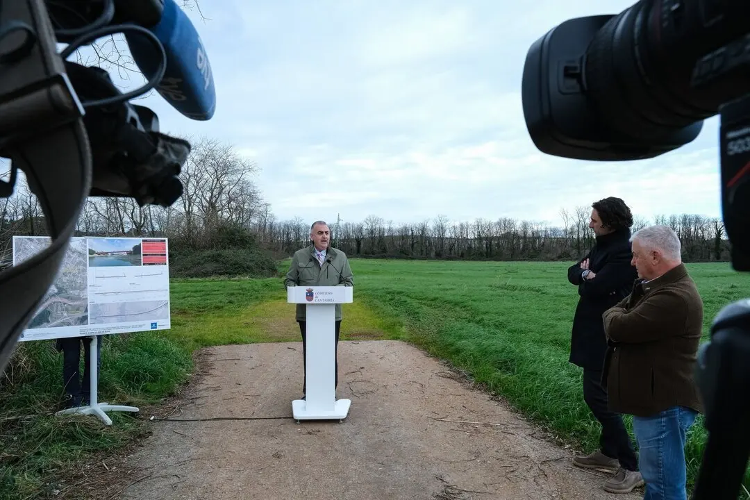 11:00 horas. Guarnizo. El consejero de Fomento, Vivienda, Ordenaci&oacute;n del Territorio y Medio Ambiente, Roberto Media, visita las obras del enlace al pol&iacute;gono de Morero. 21 de enero de 2025 &copy; Ra&uacute;l Lucio