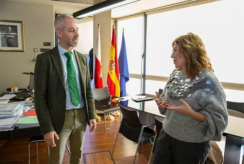 El consejero de Educaci&oacute;n, Formaci&oacute;n Profesional y Universidades, Sergio Silva, recibe a la alcaldesa de Polanco, Rosa D&iacute;az Fern&aacute;ndez.

27 ENE 25