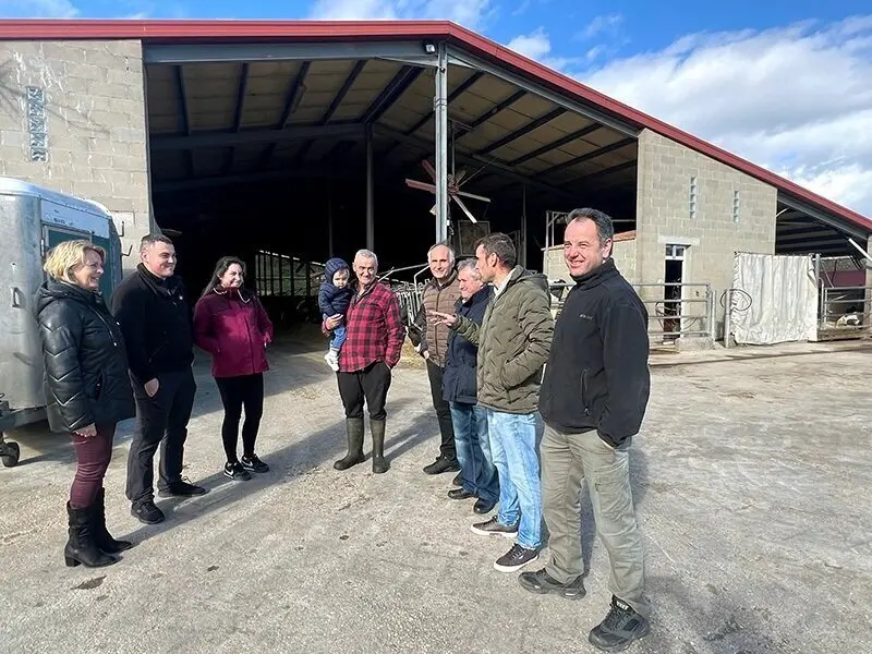 12:00 horas. Soba. https://g.co/kgs/J9pZj1M
La consejera de Desarrollo Rural, Ganader&iacute;a, Pesca y Alimentaci&oacute;n, Mar&iacute;a Jes&uacute;s Susinos, visita la ganader&iacute;a SAT Somalera.