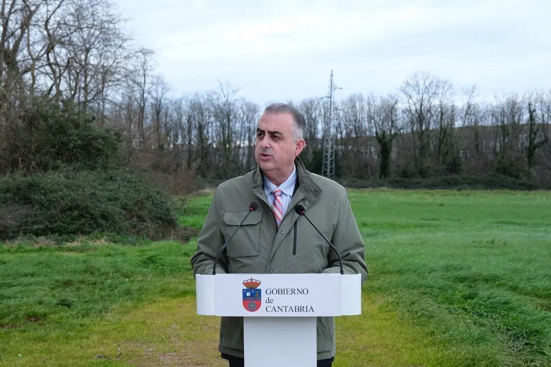 11:00 horas. Guarnizo. El consejero de Fomento, Vivienda, Ordenaci&oacute;n del Territorio y Medio Ambiente, Roberto Media, visita las obras del enlace al pol&iacute;gono de Morero. 21 de enero de 2025 &copy; Ra&uacute;l Lucio