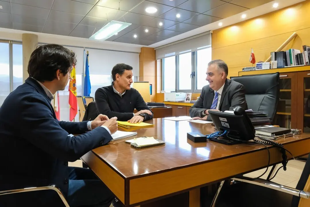 10:30 horas. Despacho del consejero. El consejero de Fomento, Vivienda, Ordenaci&oacute;n del Territorio y Medio Ambiente, Roberto Media, se re&uacute;ne con el alcalde de Las Rozas de Valdearroyo. 29 de enero de 2025 &copy; Ra&uacute;l Lucio