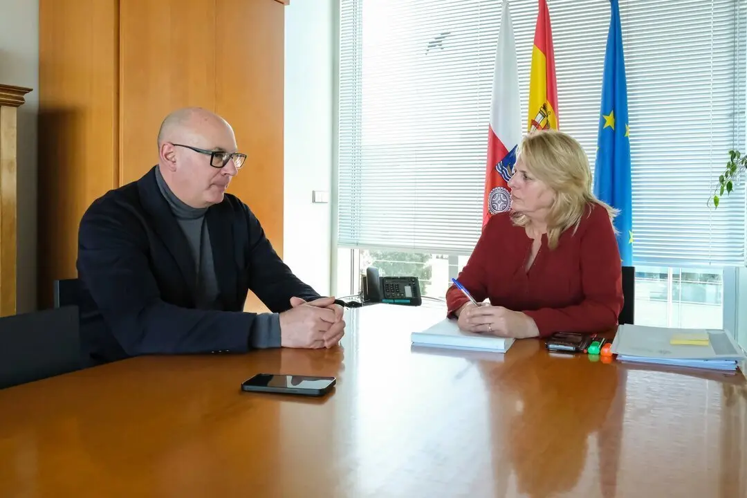 13:00 horas. Despacho de la consejera. La consejera de Desarrollo Rural, Ganader&iacute;a, Pesca y Alimentaci&oacute;n, Mar&iacute;a Jes&uacute;s Susinos, recibe en su despacho al alcalde de Pe&ntilde;arrubia, Secundino Caso. 6 de febrero de 2025 &copy; Ra&uacute;l Lucio