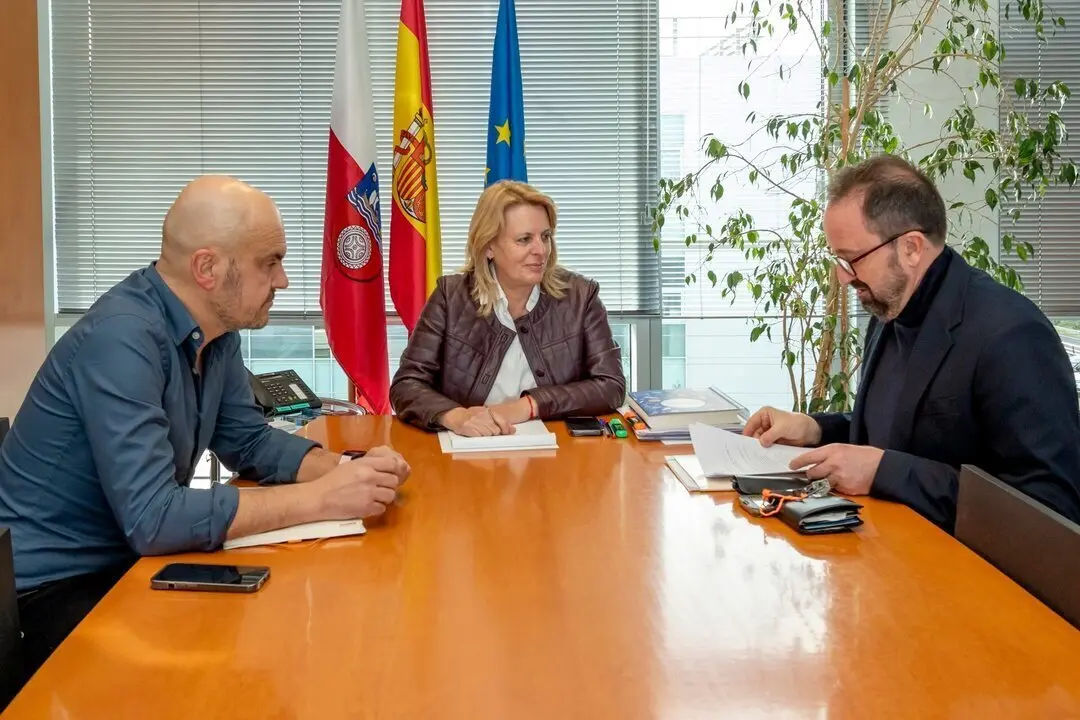16:30 horas. Despacho de la consejera
La consejera de Desarrollo Rural, Ganader&iacute;a, Pesca y Alimentaci&oacute;n, Mar&iacute;a Jes&uacute;s Susinos, recibe a la Fundaci&oacute;n para la Conservaci&oacute;n del Quebrantahuesos.
