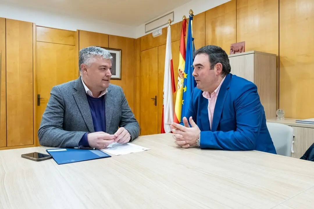 09:30 horas. Despacho del consejero. El consejero de Econom&iacute;a, Hacienda, Fondos Europeos y Financiaci&oacute;n Auton&oacute;mica, Luis &Aacute;ngel Ag&uuml;eros, se re&uacute;ne con el alcalde de Miera, Jos&eacute; Miguel Crespo. 12 de febrero de 2025 &copy; Ra&uacute;l Lucio