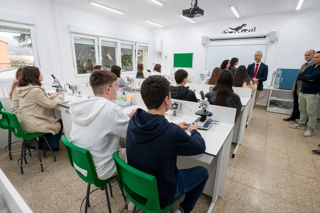 12:00 horas. Los Corrales de Buelna
El consejero de Educaci&oacute;n, Formaci&oacute;n Profesional y Universidades, Sergio Silva, visita el IES Mar&iacute;a Telo.
13 feb 25 &copy; Miguel De la Parra