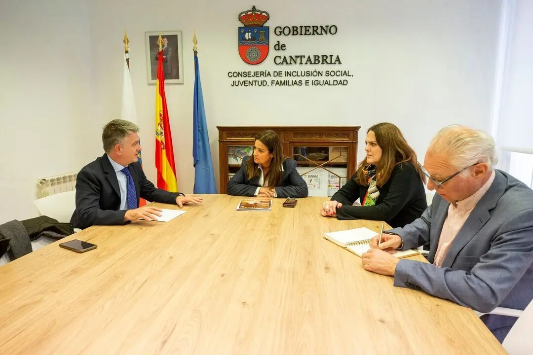 13:00 horas. Despacho de la consejera
La consejera de Inclusi&oacute;n Social, Juventud, Familias e Igualdad, Bego&ntilde;a G&oacute;mez del R&iacute;o, el director general de Dependencia, Atenci&oacute;n Sociosanitaria y Soledad no deseada, Eduardo Miguel Rubalcaba P&eacute;rez y la directora del ICASS, M&ordf; del Carmen Arce de la Torre, se re&uacute;nen con el alcalde de Selaya, C&aacute;ndido Manuel Cobo.
7 feb 25 &copy; Miguel De la Parra