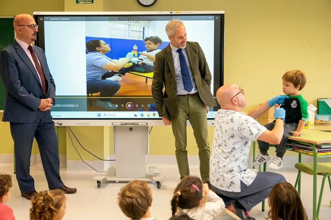 CEIP Cabo Mayor, Santander

Los consejeros Educaci&oacute;n, Formaci&oacute;n Profesional y Universidades, Sergio Silva, y de Salud, C&eacute;sar Pascual, asisten al inicio de la campa&ntilde;a de vacunaci&oacute;n en centros escolares. 
nr &copy;
18 oct 24