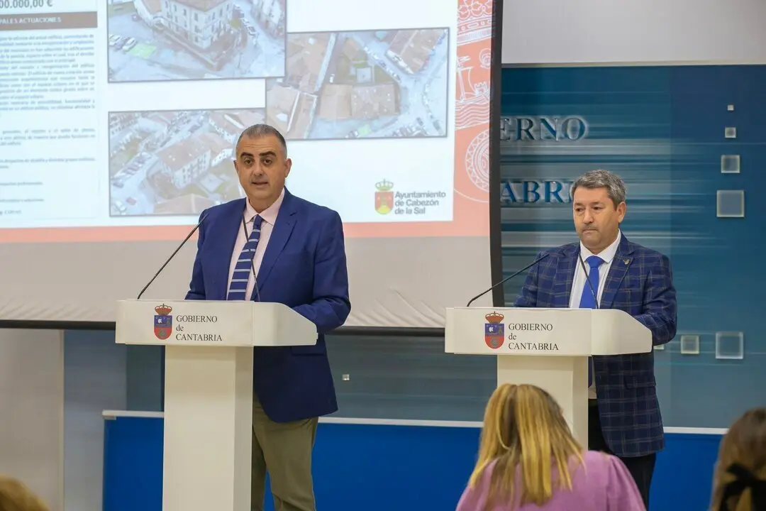 El consejero de Fomento, Vivienda, Ordenaci&oacute;n del Territorio y Medio ambiente, Roberto Media, junto al alcalde de Cabez&oacute;n de la Sal, Oscar L&oacute;pez, informan sobre proyectos municipales.
18 FEB 25