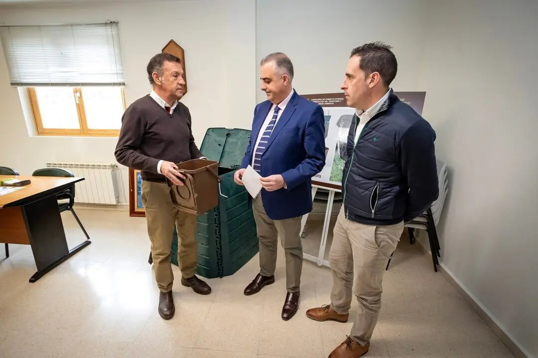 12:00 horas. Santiurde de Reinosa https://maps.app.goo.gl/5oMJjBc6fFKf5KXQ6 
El consejero de Fomento, Vivienda, Ordenaci&oacute;n del Territorio y Medio ambiente, Roberto Media, acude al inicio del servicio de compostaje dom&eacute;stico dentro del programa del quinto contenedor en Santiurde de Reinosa.