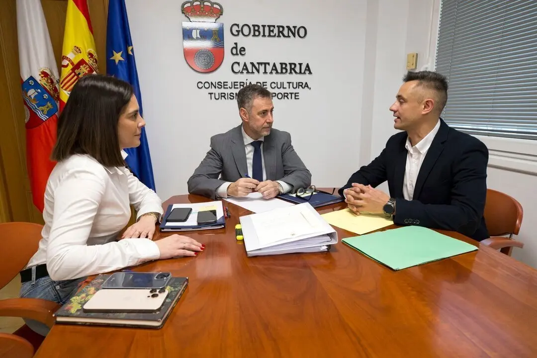 11:45 horas. Despacho del consejero
 
El consejero de Cultura, Turismo y Deporte, Luis Mart&iacute;nez Abad, recibe al alcalde de San Pedro del Romeral. 21 FEB 25 &copy; Miguel De la Parra