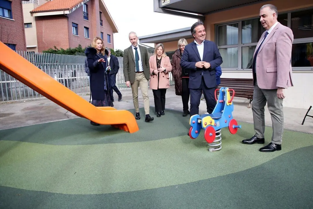 Revilla de Camargo 

Los consejeros de Fomento, Vivienda, Ordenaci&oacute;n del Territorio y Medio Ambiente, Roberto Media, y de Educaci&oacute;n, Formaci&oacute;n Profesional y Universidades, Sergio Silva, realizan una visita al CEIP Agapito Cagiga. 

NR&copy;
3 MAR 25