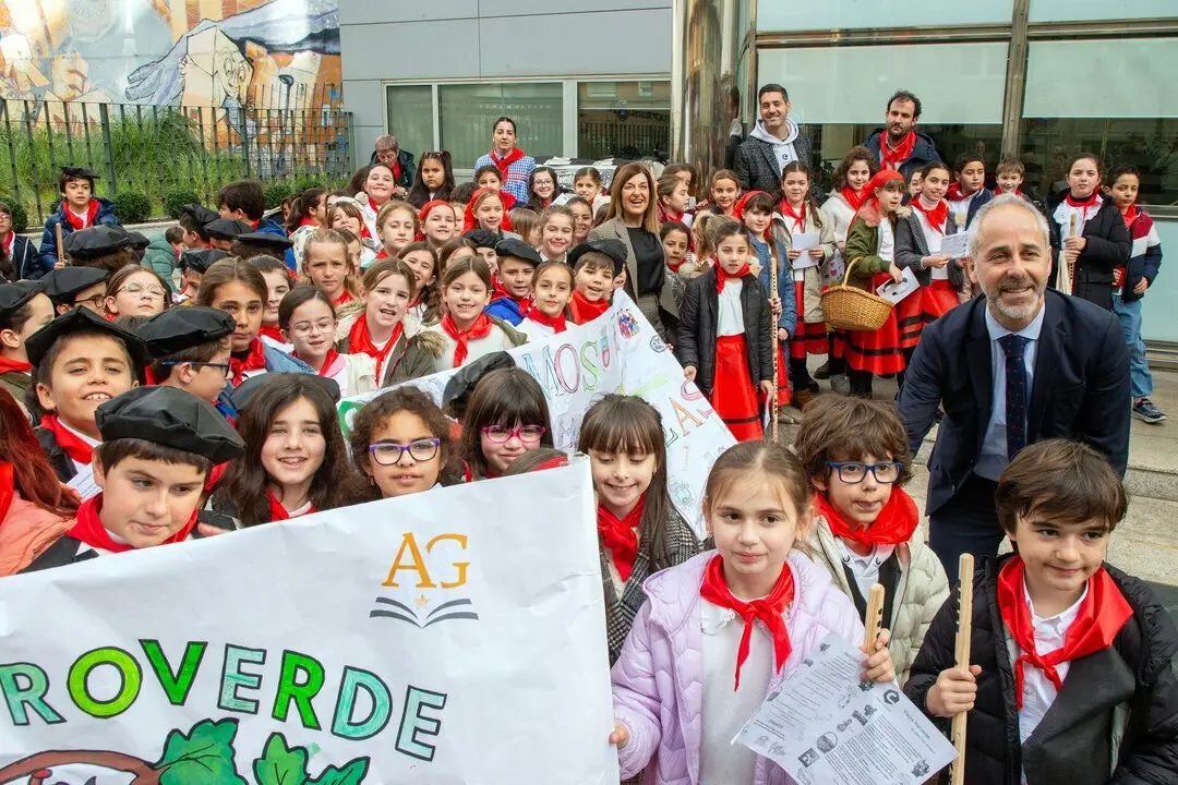La presidenta de Cantabria, Mar&iacute;a Jos&eacute; S&aacute;enz de Buruaga, recibe a los ni&ntilde;os del Colegio Castroverde que vienen a cantar las marzas.
NR &copy;
4 MAR 25