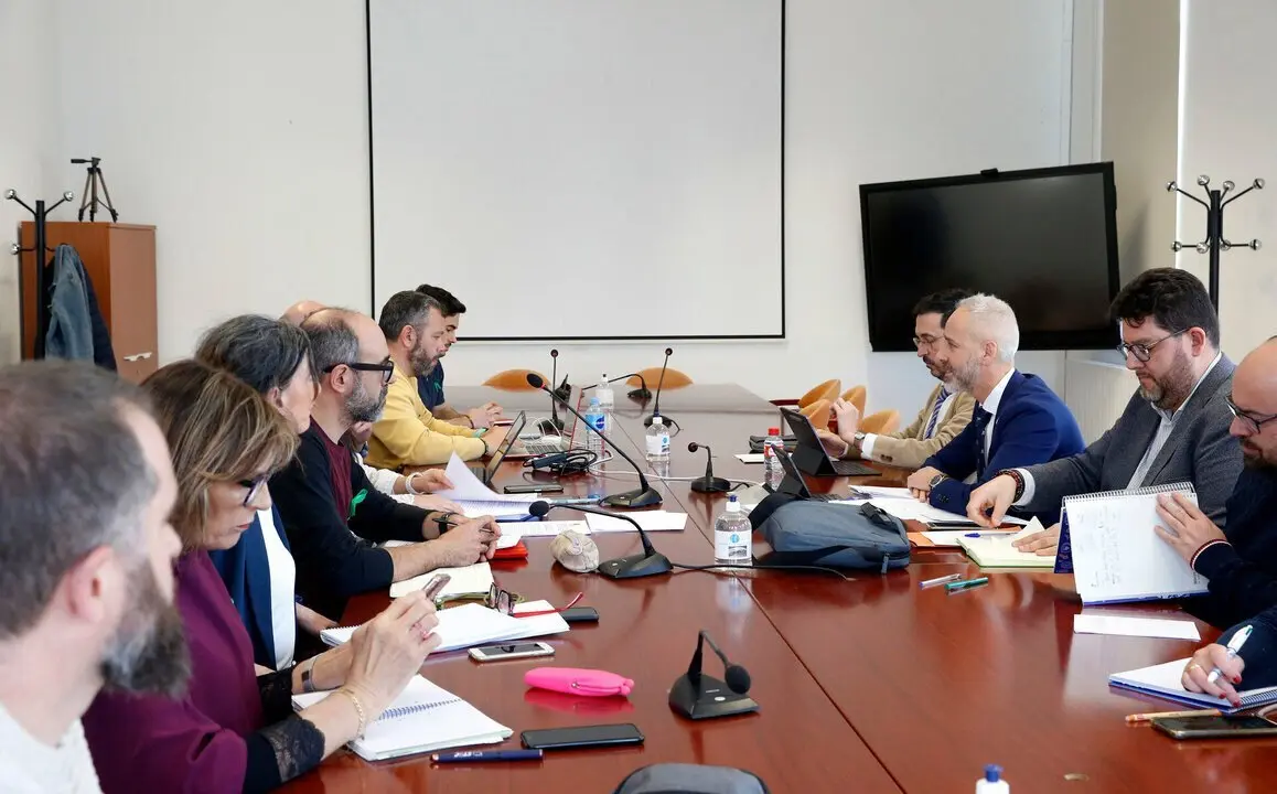 El consejero Educaci&oacute;n, Formaci&oacute;n Profesional y Universidades, Sergio Silva, atiende a los medios de comunicaci&oacute;n sobre la negociaci&oacute;n de la &lsquo;Mejora de la Educaci&oacute;n-Mejora de las condiciones laborales y retributivas del profesorado&rsquo;
7 MAR 24