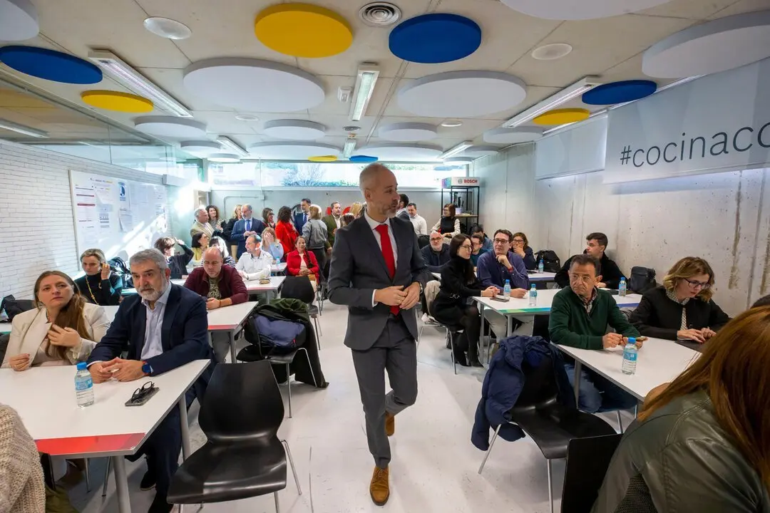 09:00 horas. Escuela de Hosteler&iacute;a de Santander Las Carolinas
El consejero de Educaci&oacute;n, Formaci&oacute;n Profesional y Universidades, Sergio Silva,
participa en los Desayunos Dualiza para Hosteler&iacute;a en Cantabria con las diferentes
familias de Formaci&oacute;n Profesional. 10 MARZO 2025 &copy; Miguel De la Parra