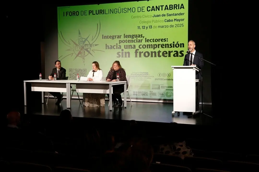 El consejero de Educaci&oacute;n, Formaci&oacute;n Profesional y Universidades, Sergio Silva, inaugura el I Foro del Pluriling&uuml;ismo de Cantabria 'Integrar lenguas, potenciar lectores: hacia una comprensi&oacute;n sin fronteras'.

11 MAR 25