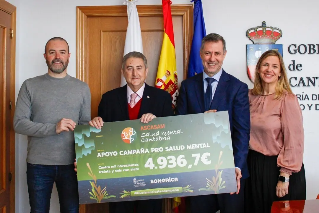 9:30 horas. Despacho del consejero 
El consejero de Cultura, Turismo y Deporte, Luis Mart&iacute;nez Abad, entrega el cheque solidario a ASCASAM.