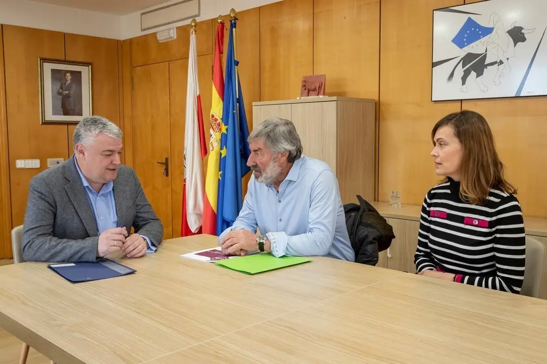 10:30 horas. Despacho del consejero

El consejero de Econom&iacute;a, Hacienda, Fondos Europeos y Financiaci&oacute;n Auton&oacute;mica, Luis &Aacute;ngel Ag&uuml;eros, se re&uacute;ne con el alcalde de Valderredible.