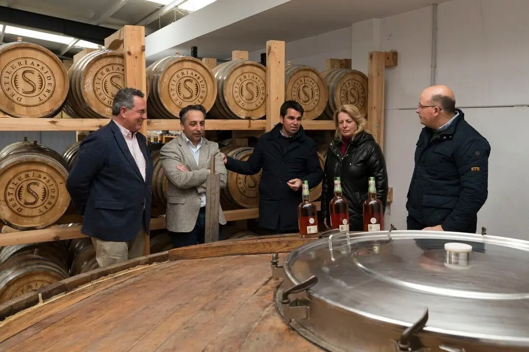 12:00 horas. Bo. Los riegos, 5. Arce, Pi&eacute;lagos
La consejera de Desarrollo Rural, Ganader&iacute;a, Pesca y Alimentaci&oacute;n, Mar&iacute;a Jes&uacute;s
Susinos, visita la empresa Siderit 14 MARZO 25 &copy; Miguel De la Parra