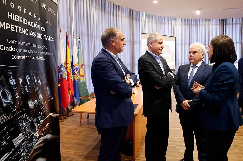 El consejero de Industria, Empleo, Innovaci&oacute;n y Comercio, Eduardo Arasti, acude a la presentaci&oacute;n del Programa Hibridaci&oacute;n en Competencias Digitales.	
19 MAR 25