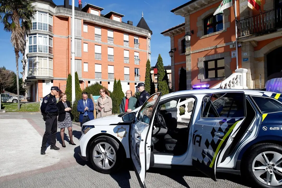 La consejera de Presidencia, Justicia, Seguridad y Simplificaci&oacute;n Administrativa, Isabel Urrutia, entrega un veh&iacute;culo para la Polic&iacute;a Local.

19 MAR 25