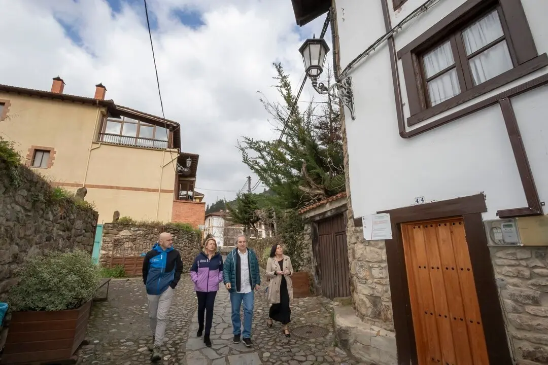 10:40 horas. Barrio El Sol, Potes

La consejera de Desarrollo Rural, Ganader&iacute;a, Pesca y Alimentaci&oacute;n, Mar&iacute;a Jes&uacute;s Susinos, junto al alcalde de Potes, Francisco Javier G&oacute;mez Ruiz, presentan el proyecto de soterramiento de tendido el&eacute;ctrico.