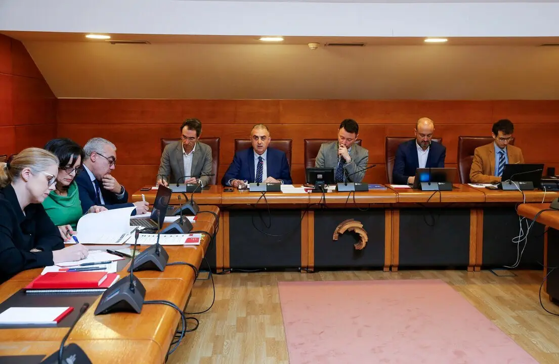 El consejero de Fomento, Vivienda, Ordenaci&oacute;n del Territorio y Medio Ambiente, Roberto Media, comparece en Comisi&oacute;n Parlamentaria, para informar sobre hitos, objetivos y estado de ejecuci&oacute;n de los fondos Next Generation. 

25 MAR 25