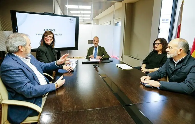 El consejero de Educaci&oacute;n, Formaci&oacute;n Profesional y Universidades, Sergio Silva, se re&uacute;ne con ASECOVE.
24 MAR 25