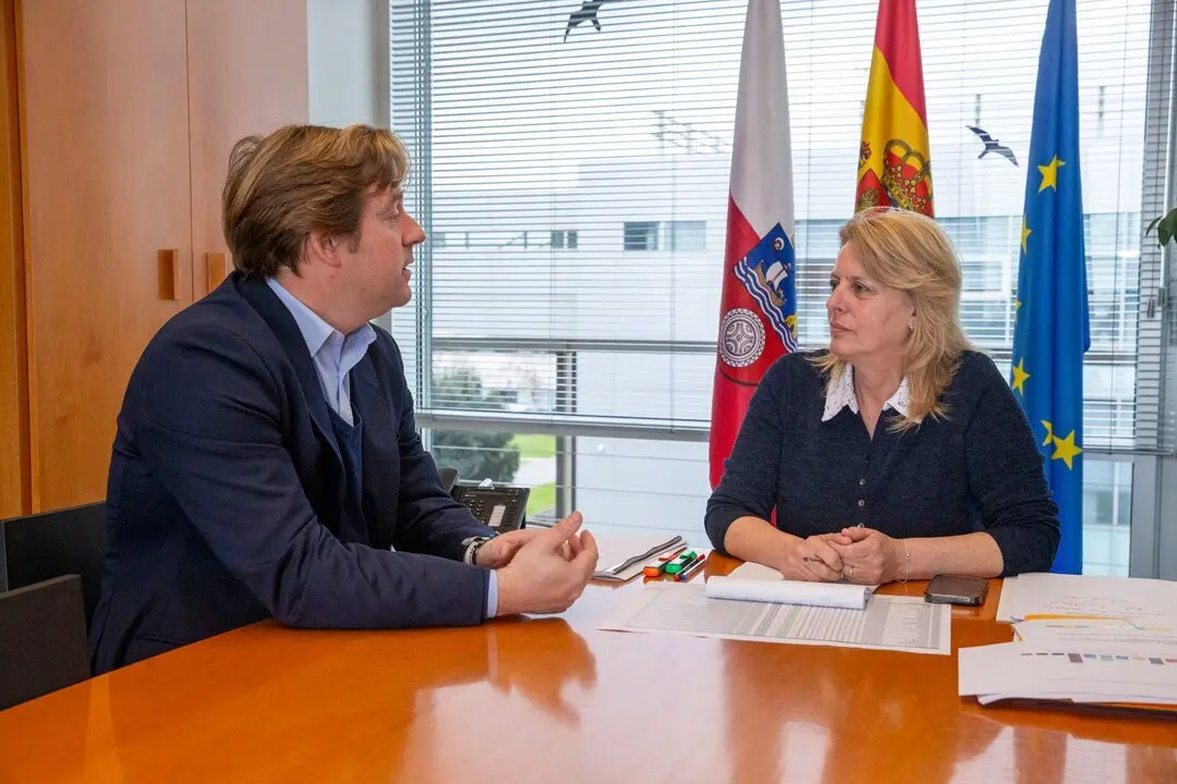 09:30 horas. Despacho de la consejera
La consejera de Desarrollo Rural, Ganader&iacute;a, Pesca y Alimentaci&oacute;n, Mar&iacute;a Jes&uacute;s
Susinos, recibe al alcalde de Reoc&iacute;n, Pablo Diestro. 26 MARZO 25 &copy; Miguel De la Parra