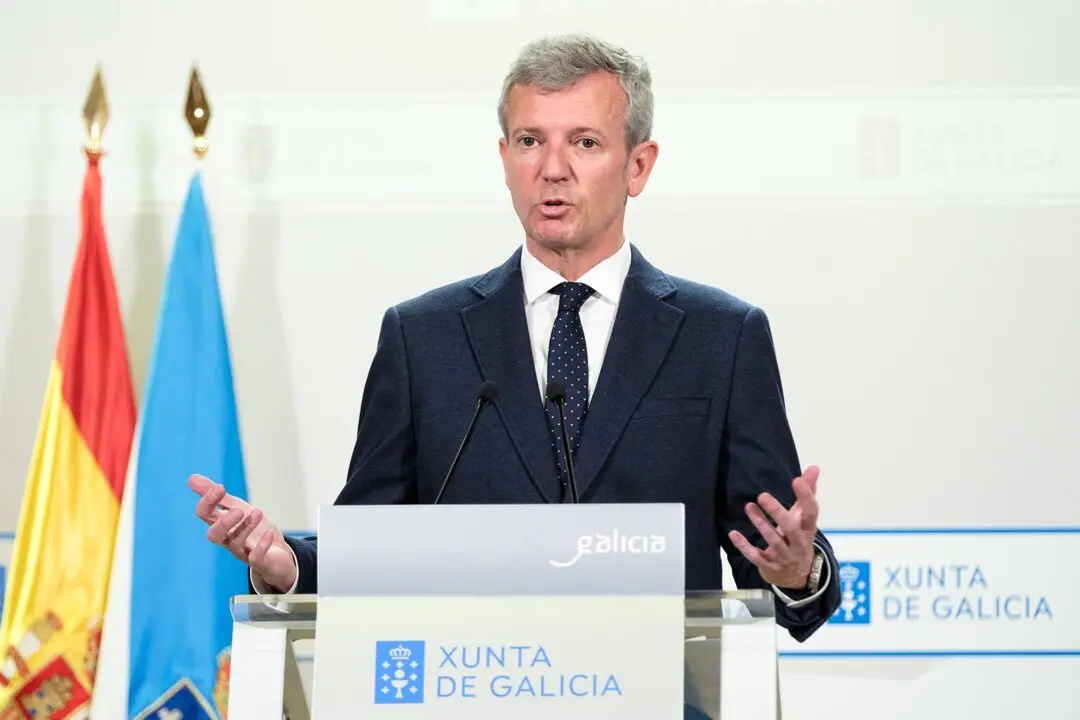 O titular do Executivo galego, Alfonso Rueda, acompa&ntilde;ado polo conselleiro de Emprego, Jos&eacute; Gonz&aacute;lez, na rolda de prensa posterior &aacute; reuni&oacute;n do Consello da Xunta. Sala do Consello, 31/03/25.