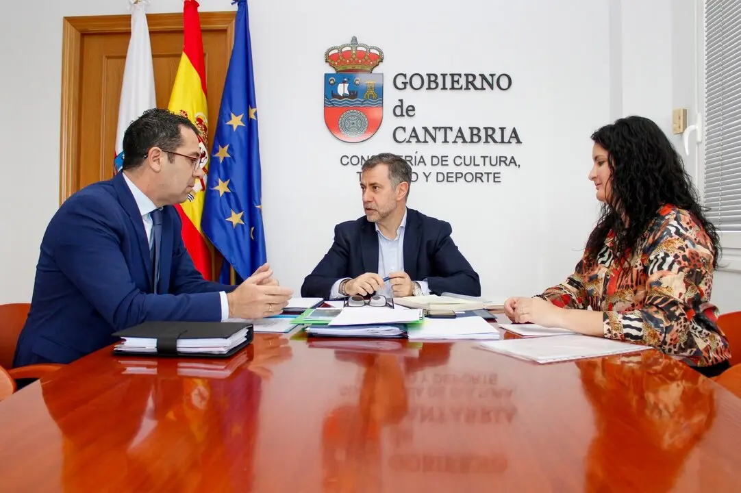 10:15 horas. Despacho del consejero

El consejero de Cultura, Turismo y Deporte, Luis Mart&iacute;nez Abad, se re&uacute;ne con el alcalde de Val de San Vicente.