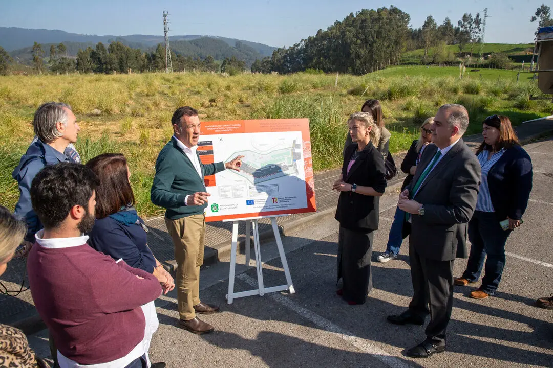 10:30 horas. https://maps.app.goo.gl/JhEXHzufHJYBAXkz5 (Castro Urdiales)
El consejero de Fomento, Vivienda, Ordenaci&oacute;n del Territorio y Medio Ambiente,
Roberto Media, presenta el Punto Limpio. 7 ABRIL 25 &copy; Miguel De la Parra